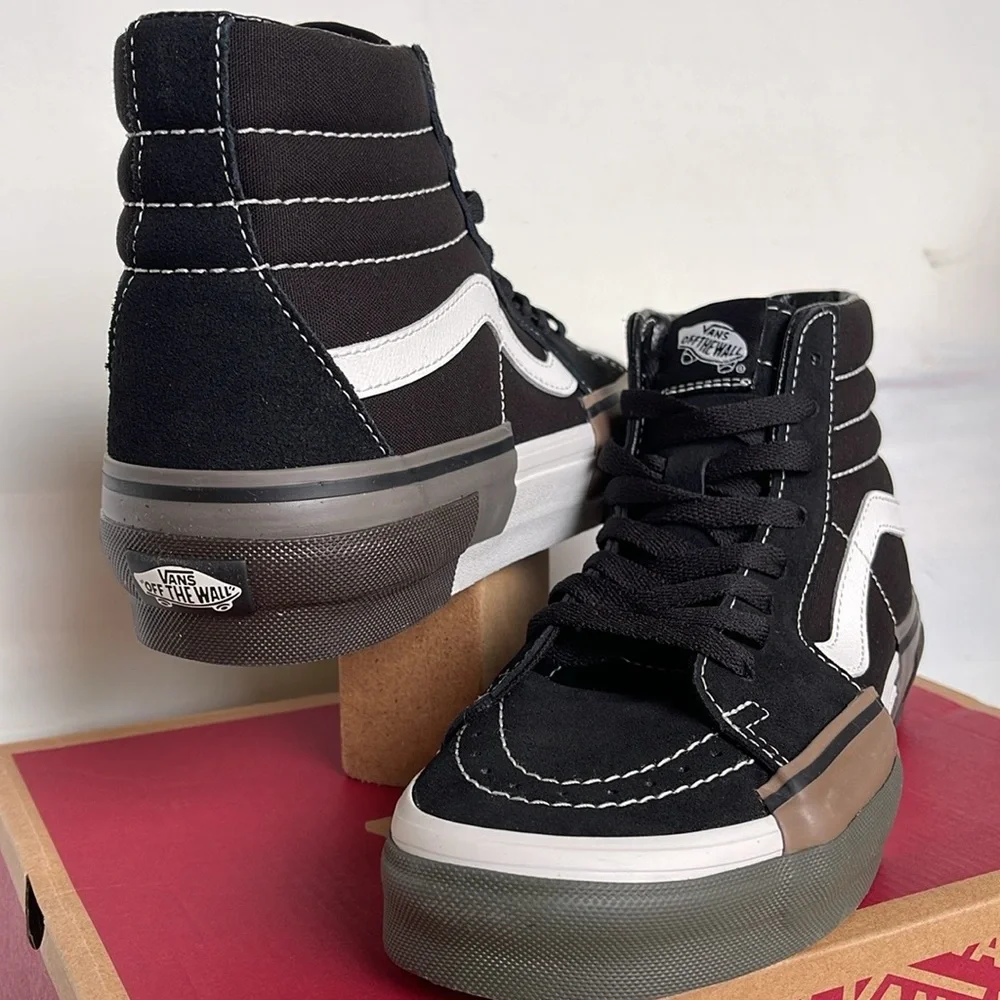 Vans WMNS Sk8-Hi Rearrange Utility Block Black
VN000CRMBLK
Sneakers - Picture 8 of 16